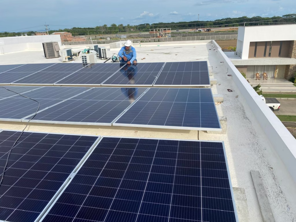 Energía solar como inversión inteligente: Ahorro, valorización y beneficios fiscales
